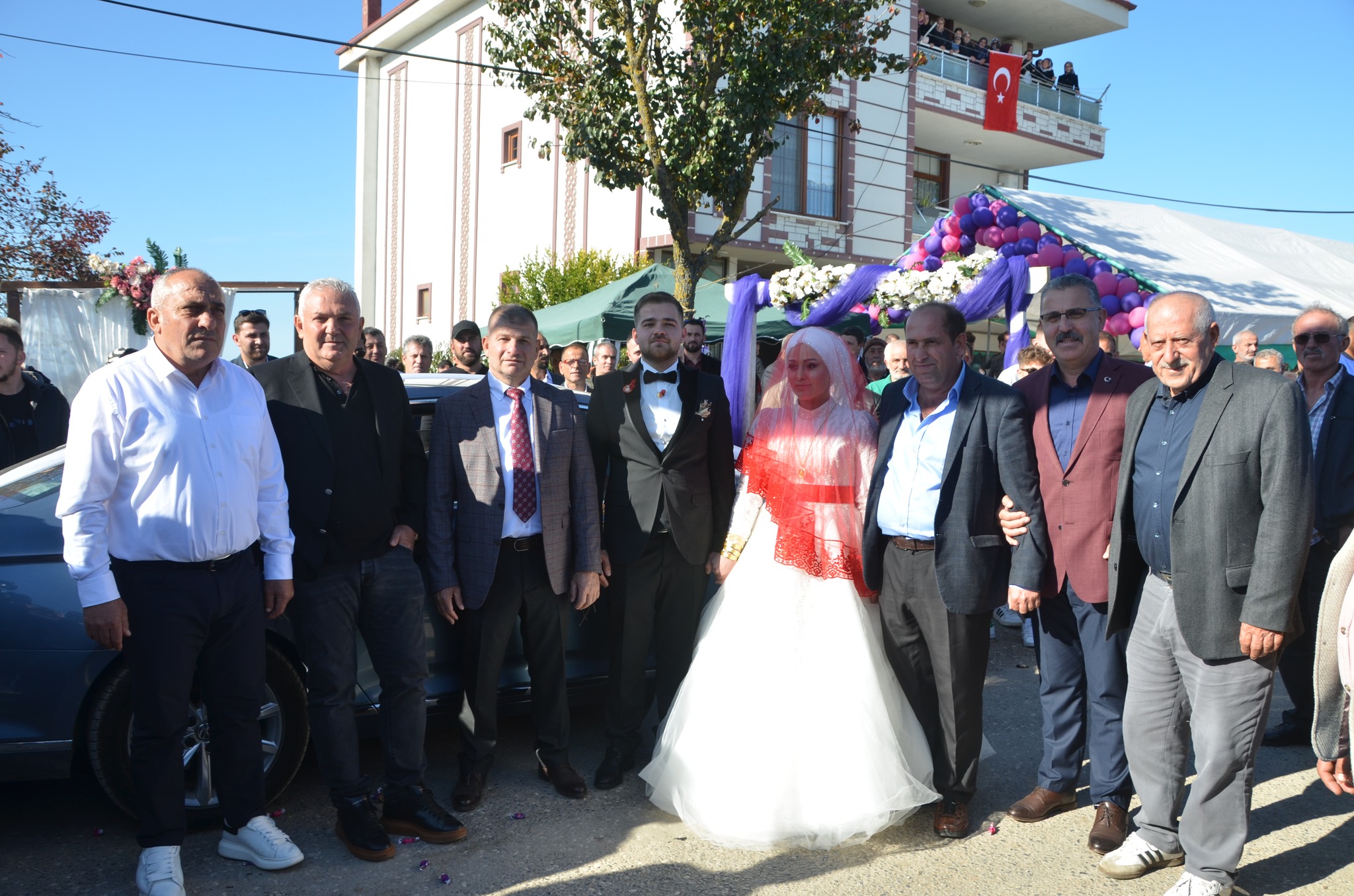 Bir 10 kişi, ayakta duran insanlar ve açık hava görseli olabilir