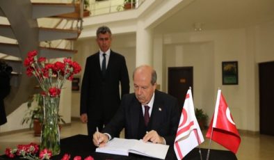 Cumhurbaşkanı Ersin Tatar, Türkiye’de yaşanan deprem dolayısıyla Türkiye Cumhuriyeti’nin Lefkoşa Büyükelçiliği’nde açılan taziye defterini imzaladı