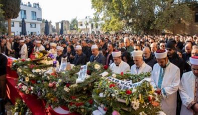 Cumhurbaşkanı Ersin Tatar, Türkiye’deki depremde hayatını kaybedenlerin cenaze törenine katıldı