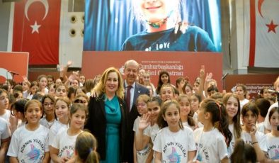 Cumhurbaşkanı Ersin Tatar ve eşi Sibel Tatar, 23 Nisan Ulusal Egemenlik ve Çocuk Bayramı konserini izledi