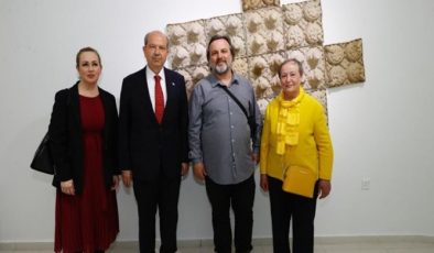 Cumhurbaşkanı Ersin Tatar, eşi Sibel Tatar ile birlikte “Kâğıda Dokunuş” adlı serginin açılışına katıldı