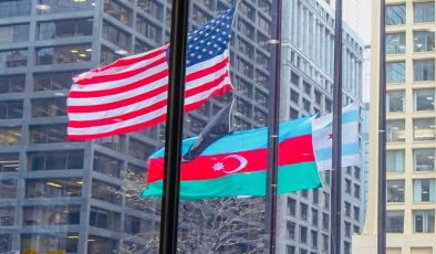 Çikaqonun mərkəzində Azərbaycan bayrağı qaldırılıb