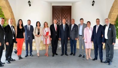 Cumhurbaşkanı Ersin Tatar, Tüm Bürokratlar ve İş İnsanları Federasyonu (TÜMBİFED) Genel Başkanı Mehmet Hüsrev ve beraberindeki heyeti kabul etti