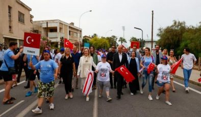 Maraş Down Plaj Futbolu Festivalinin başlama vuruşunu Cumhurbaşkanı Tatar yaptı