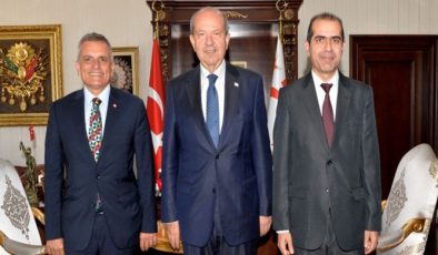 Cumhurbaşkanı Ersin Tatar, Türk Bankası Grup Yönetici Direktörü Erhan Raif ve Türk Bankası Genel Müdürü Mustafa Kayahan’ı kabul etti