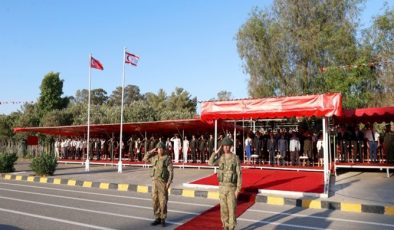 Cumhurbaşkanı Ersin Tatar, 1’inci Piyade Alay Komutanlığı’nda düzenlenen sancak devir teslim törenine katıldı