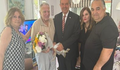Cumhurbaşkanı Tatar, Kıbrıs Türk Devlet Tiyatroları’nın kurucusu, duayen tiyatro sanatçısı Hilmi Özen’i evinde ziyarete etti: