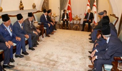 Cumhurbaşkanı Ersin Tatar, Türkiye’den gelen Kıbrıs Gazilerini kabul ederek görüştü