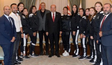 Cumhurbaşkanı Ersin Tatar, Kazakistan Astana Kadın Hentbol Takımını kabul etti