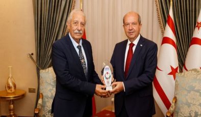 Cumhurbaşkanı Ersin Tatar, Türk Dünyası şiir ödülünü kazanan Oktay Öksüzoğlu’nu kabul etti