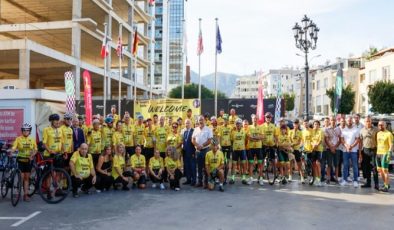 Cumhurbaşkanı Ersin Tatar kanserli çocuklar yararına İngiltere’den KKTC’ye bisiklet yolculuğu yapanlarla Girne’de bir araya geldi