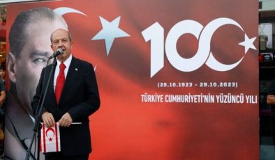 Cumhurbaşkanı Ersin Tatar, Türkiye Cumhuriyeti’nin kuruluşunun 100’ncü yıl nedeniyle düzenlenen kortej yürüyüşünde konuştu