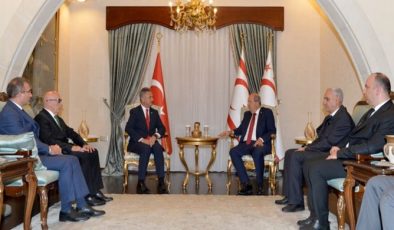 Cumhurbaşkanı Ersin Tatar, Mamak Belediye Başkanı Murat Köse başkanlığındaki Türk Dünyası Mühendisler ve Mimarlar Birliği heyetini kabul etti