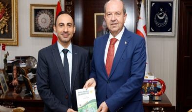Doç. Dr. Nazım Kaşot, Cumhurbaşkanı Ersin Tatar’a kitap takdim etti