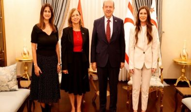 Cumhurbaşkanı Ersin Tatar, İş Kadınları Derneği Başkanı Fatma Özok ve beraberindeki heyeti kabul etti