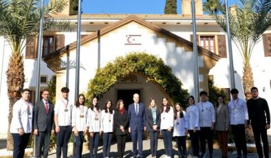 Cumhurbaşkanı Ersin Tatar, İstanbul’da düzenlenen Gastronomi Festivali’nde başarılı olan ve madalya kazanan Haydarpaşa Ticaret Lisesi öğretmen ve öğrencilerini kabul etti