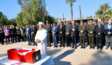Cumhurbaşkanı Ersin Tatar, Kayıp Şahıslar Komitesi’nin (KŞK) çalışmalarıyla bulunan ‘kayıp şehit’ Mustafa Mulla Hüseyin’in defin törenine katıldı
