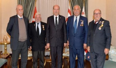 Cumhurbaşkanı Ersin Tatar, Kıbrıs Türk Barış Kuvvetleri Gaziler Derneği’ni kabul etti