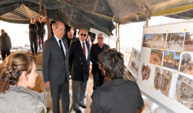 Cumhurbaşkanı Ersin Tatar KŞK’nın Atlılar Şehitliği’ndeki kazı çalışmalarını inceledi
