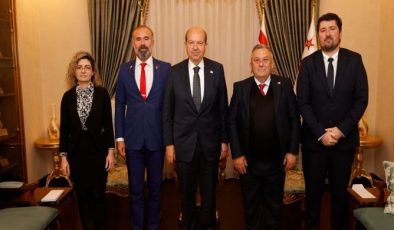 Cumhurbaşkanı Ersin Tatar, Akdeniz Karpaz Üniversitesi heyetini kabul etti