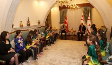Cumhurbaşkanı Ersin Tatar, Necati Taşkın İlkokulu Hentbol takımı, okul idaresi ve öğretmenlerini kabul etti