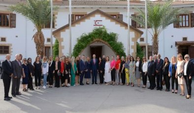 Cumhurbaşkanı Ersin Tatar, Bahar Esintileri Sanat Derneği Başkanı Ahmet Gökhan, Bahar Esintileri Koro Şefi Bahar Gökhan ve koro ekibini kabul etti