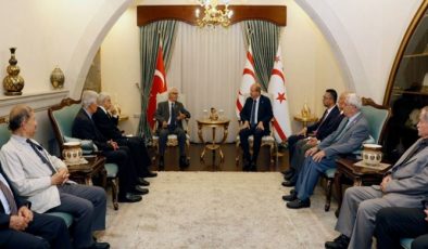 Cumhurbaşkanı Ersin Tatar, Celal Bayar başkanlığındaki TMT Mücahitler Derneği yeni yönetim kurulu üyelerini kabul ederek görüştü