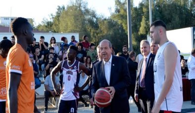 Cumhurbaşkanı Ersin Tatar, Kuzey Kıbrıs Üniversiteleri Federasyonu ve Türkiye Üniversiteleri Spor Federasyonu himayelerinde düzenlenen Ünifest’in açılış törenine katıldı