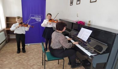 Stavropol Bölgesi’nde Birleşik Rusya’nın desteğiyle bir çocuk sanat okuluna yeni müzik aletleri verildi