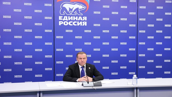 Dmitri Medvedev, bölgelerdeki savaş gazisi yazarlar için edebi platformlar düzenleme girişimini destekledi